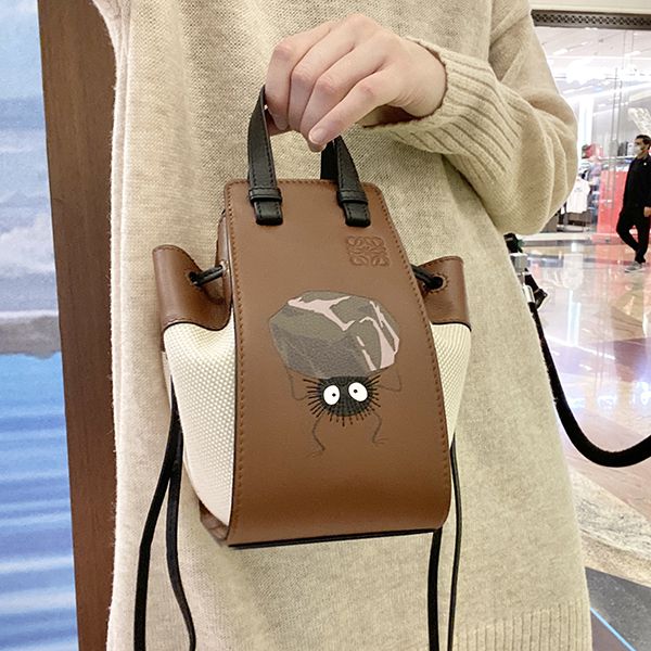 完売必至!ロエベ×ジブリ ススワタリ ハンモック 偽物 ドローストリングバッグ ミニ (クラシックカーフ&テキスタイル)A538V07X14